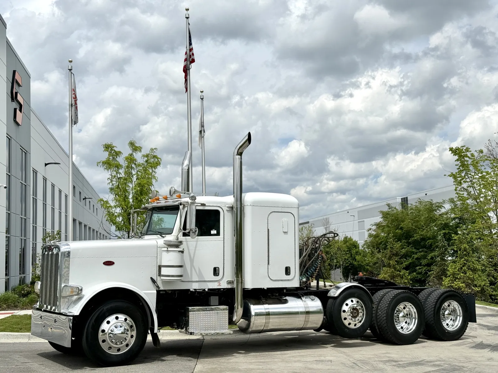 2009 Peterbilt 388 in New Lenox, IL