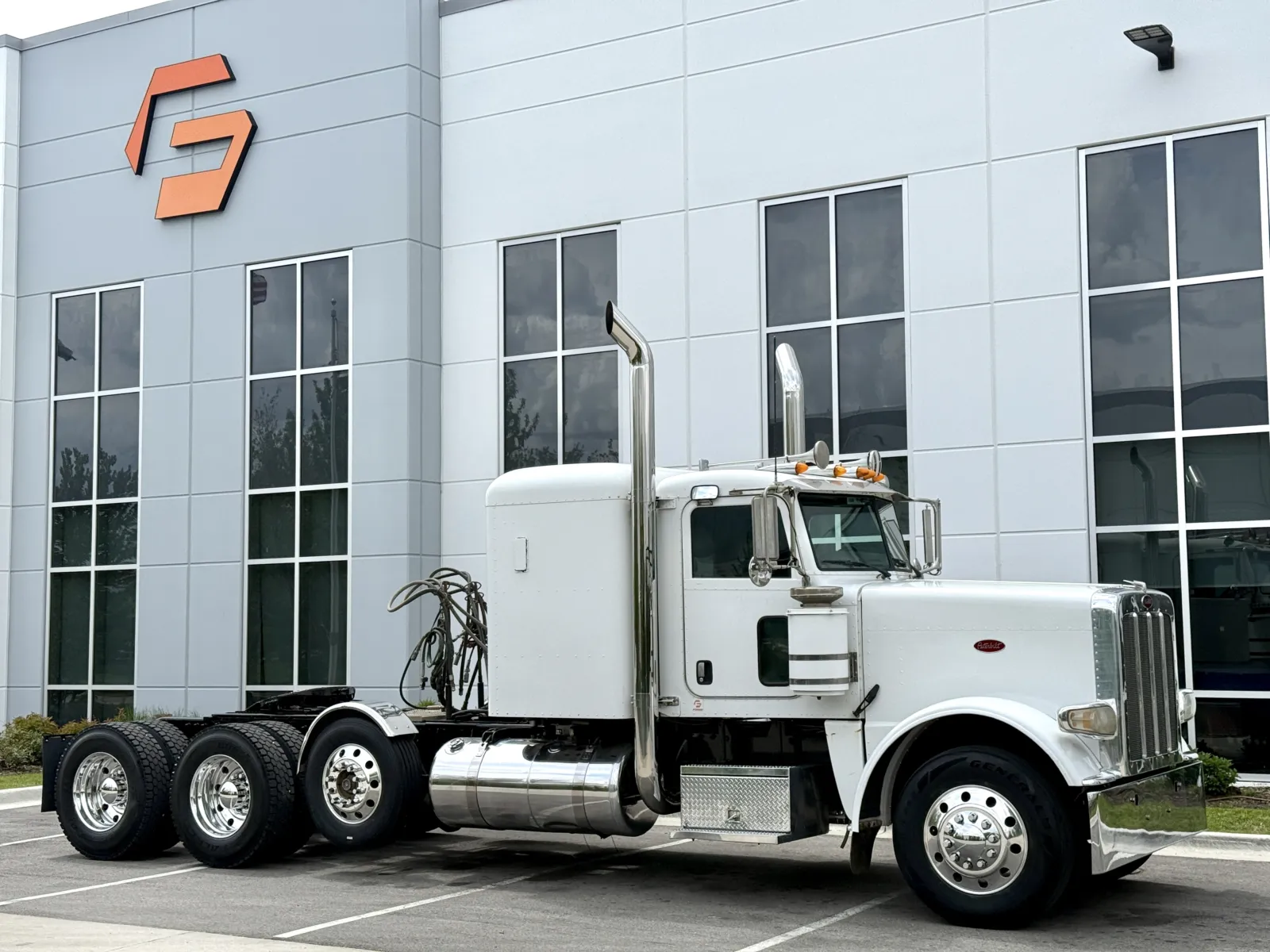 2009 Peterbilt 388 in New Lenox, IL — photo 2