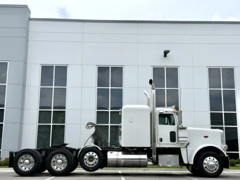 Another view of 2009 PETERBILT 388 for sale in New Lenox, IL at Forge Truck Centers - Illinois