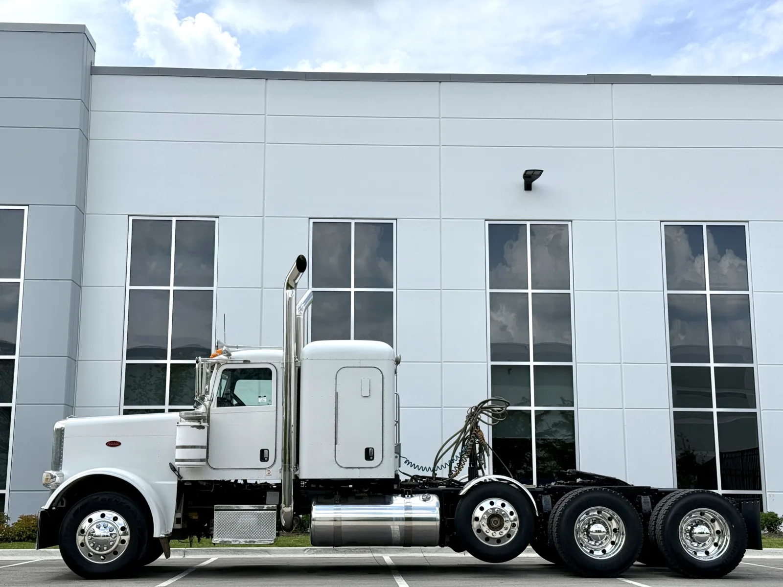 2009 Peterbilt 388 in New Lenox, IL — photo 4