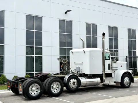 More photos of 2009 PETERBILT 388 at Forge Truck Centers - Illinois, IL