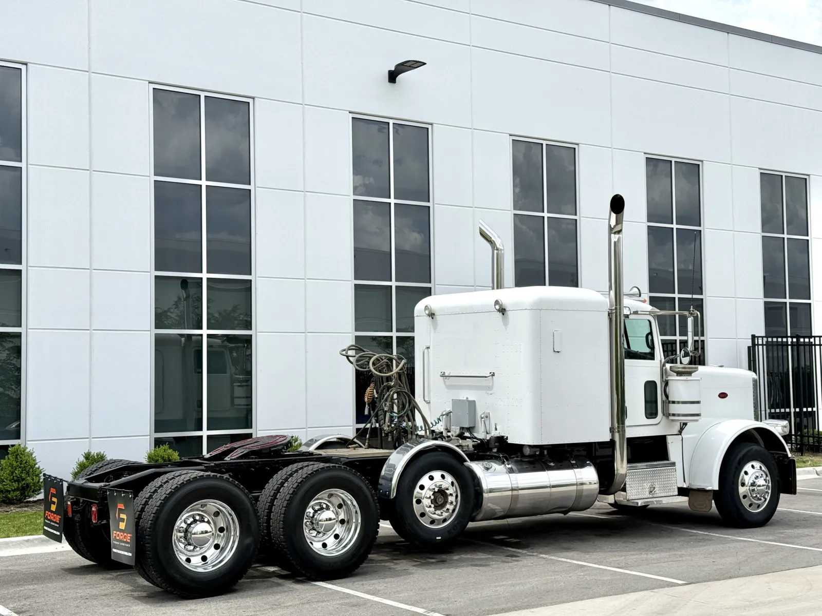 2009 Peterbilt 388 in New Lenox, IL — photo 5