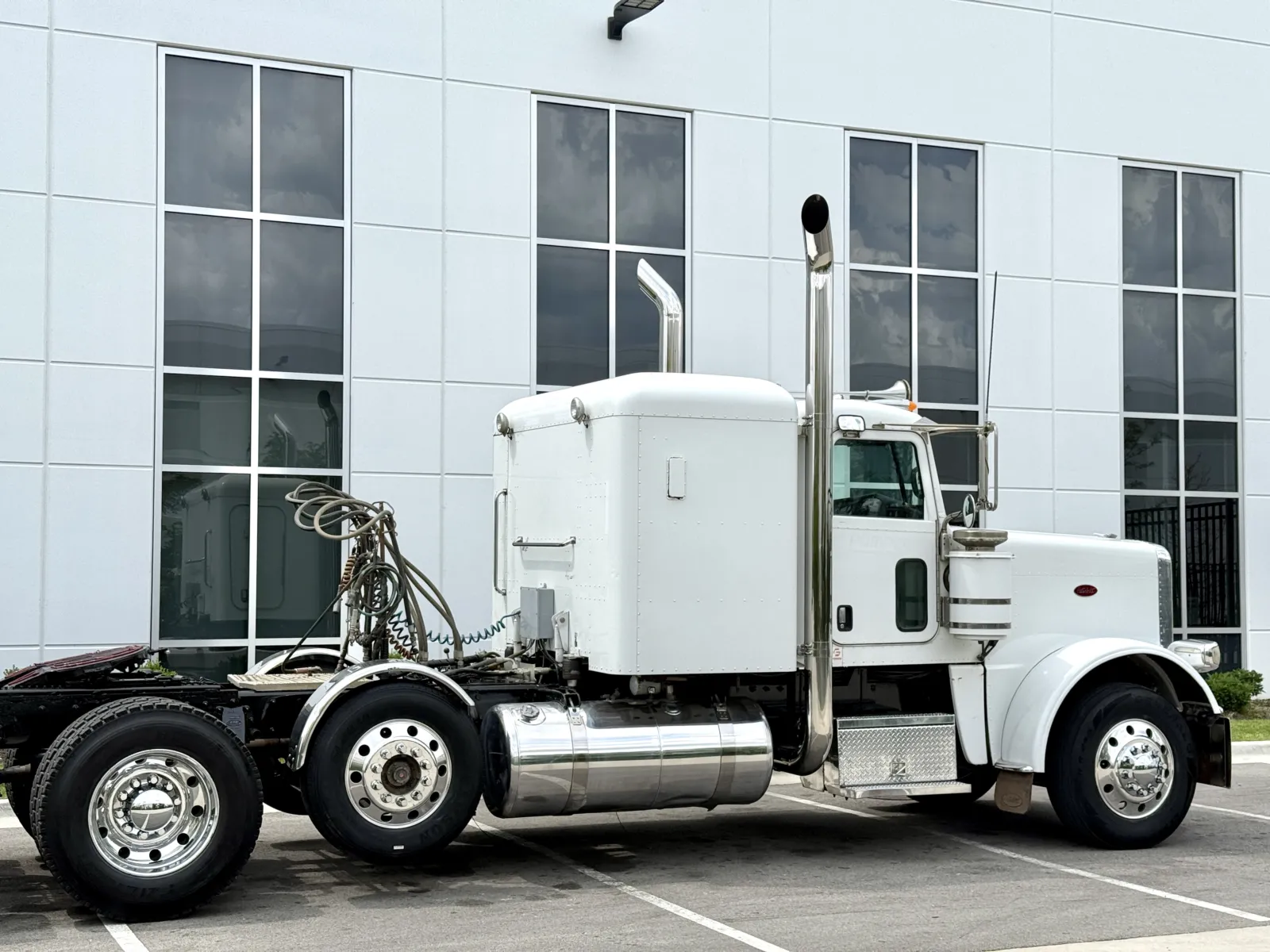 2009 Peterbilt 388 in New Lenox, IL — photo 7
