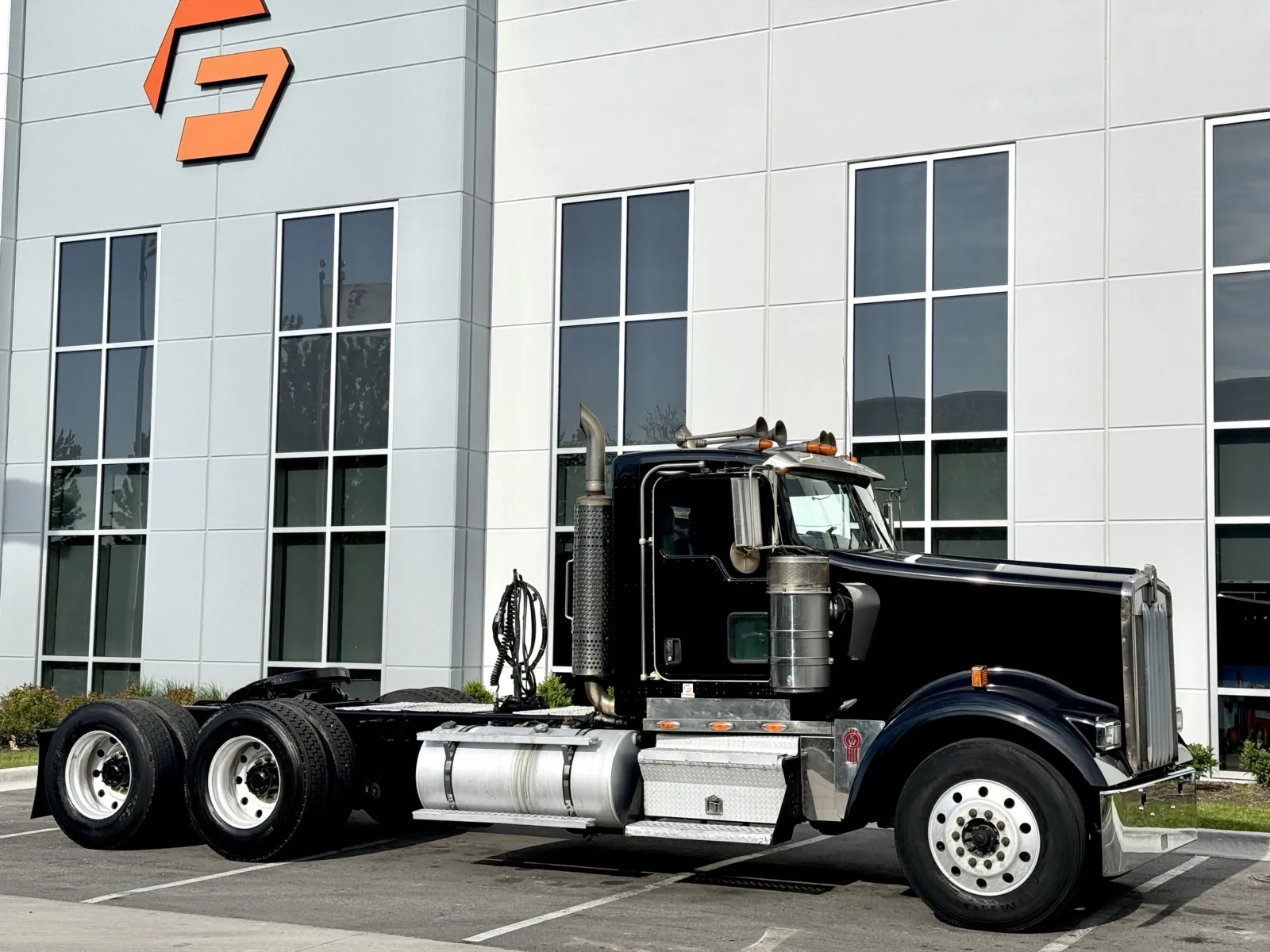 2004 Kenworth W900 in New Lenox, IL — photo 2