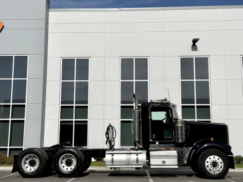 Another view of 2004 KENWORTH W900 for sale in New Lenox, IL at Forge Truck Centers - Illinois