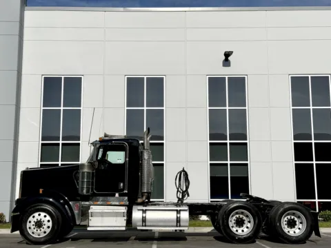 More photos of 2004 KENWORTH W900 at Forge Truck Centers - Illinois, IL