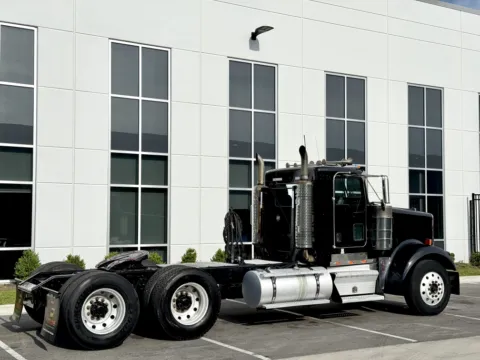 More photos of 2004 KENWORTH W900 at Forge Truck Centers - Illinois, IL