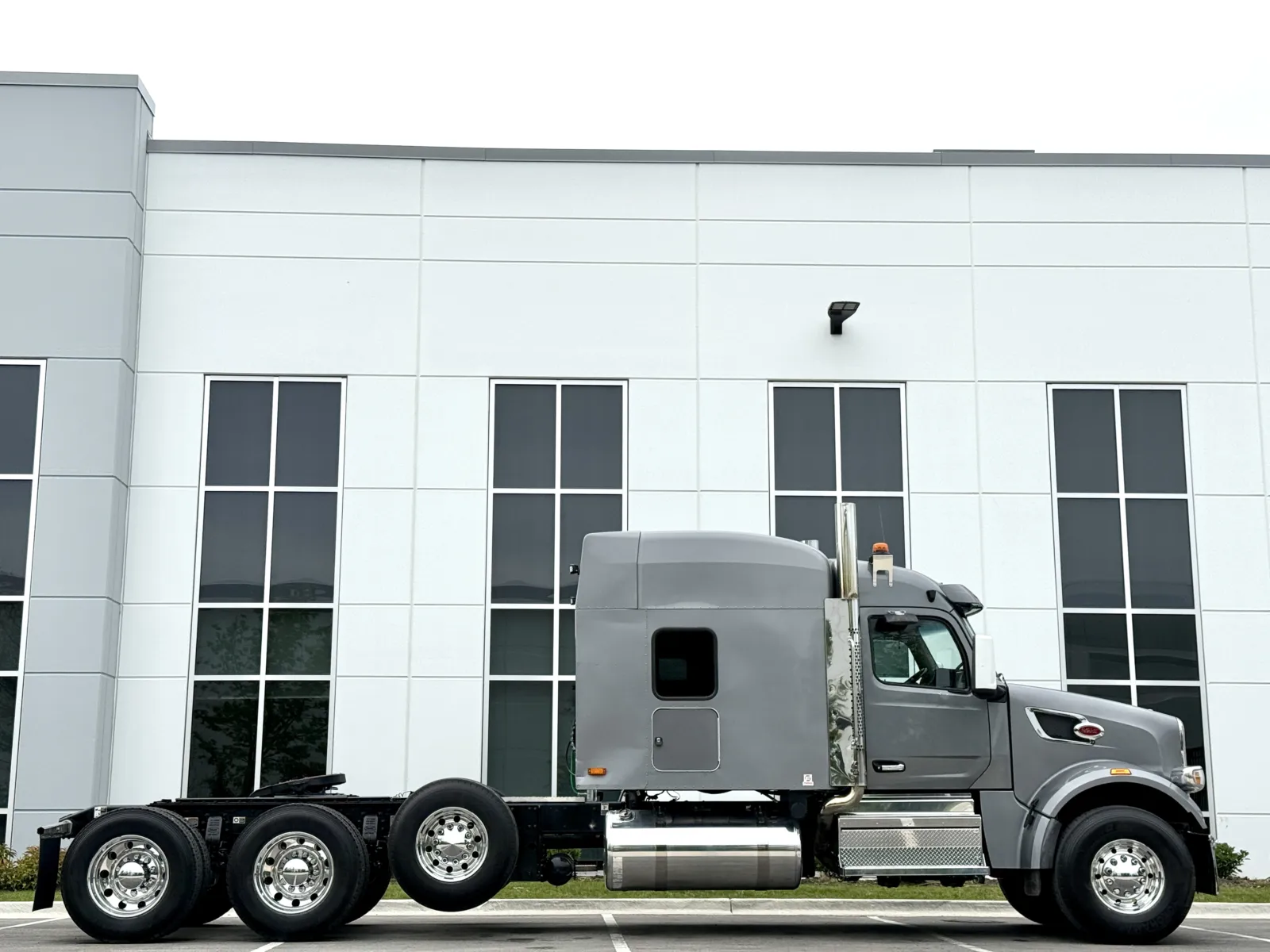 2025 Peterbilt 567 in New Lenox, IL — photo 3