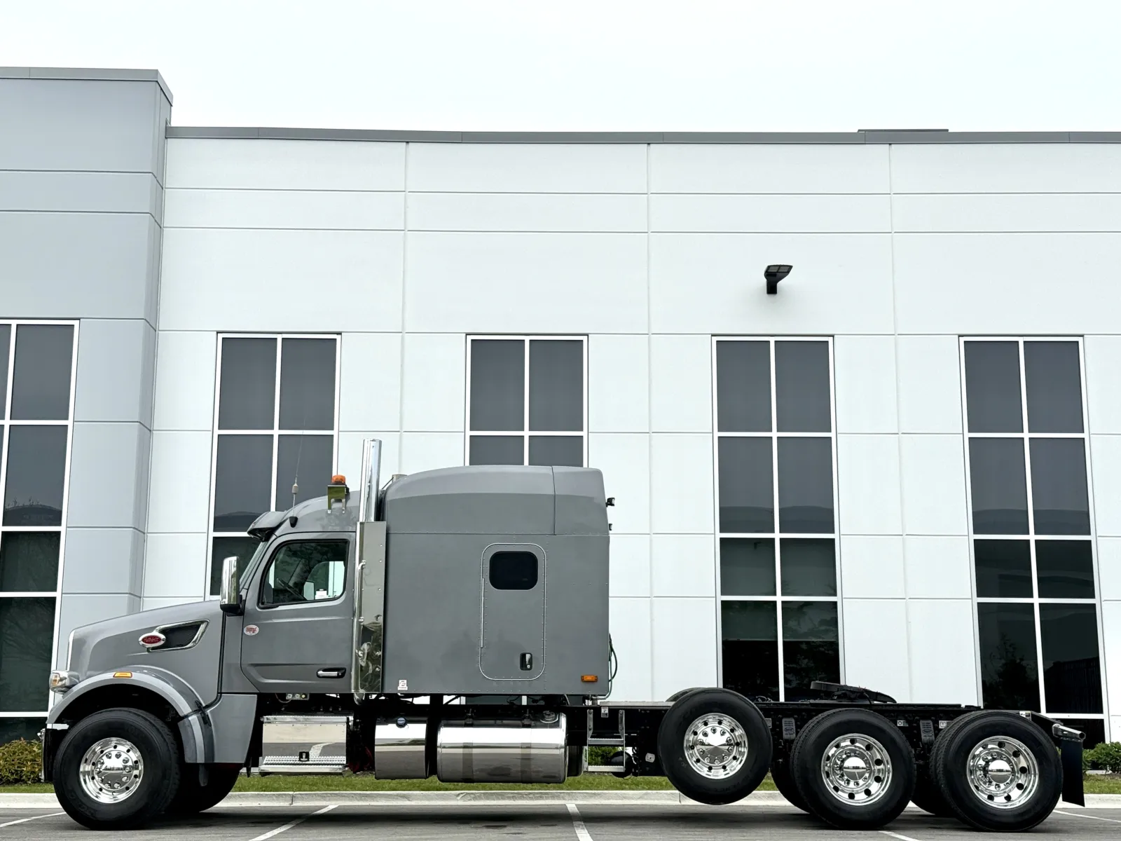 2025 Peterbilt 567 in New Lenox, IL — photo 4