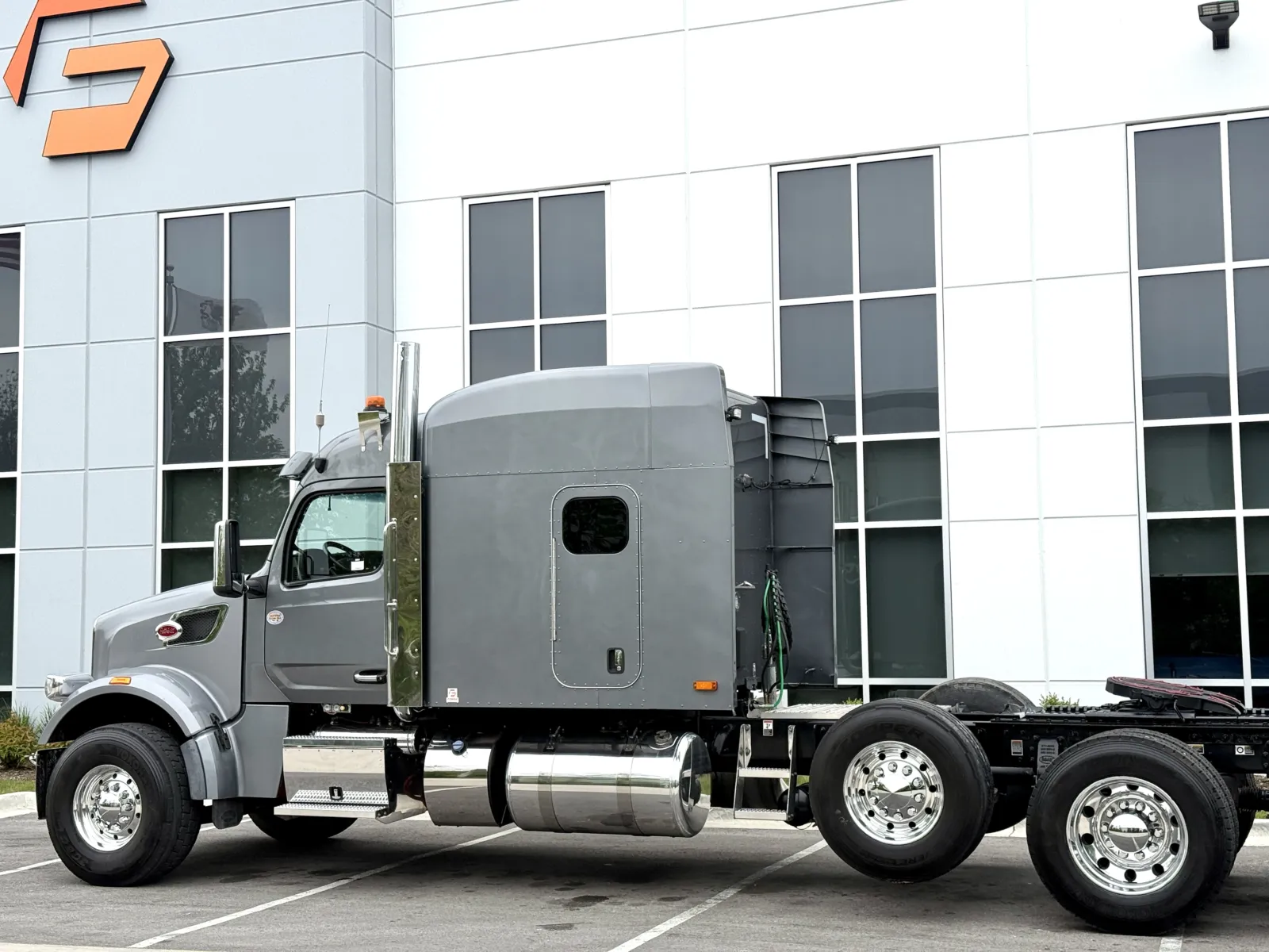 2025 Peterbilt 567 in New Lenox, IL — photo 8