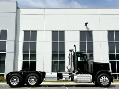 Another view of 2006 PETERBILT 379 for sale in New Lenox, IL at Forge Truck Centers - Illinois