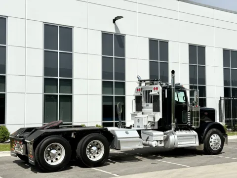 More photos of 2006 PETERBILT 379 at Forge Truck Centers - Illinois, IL