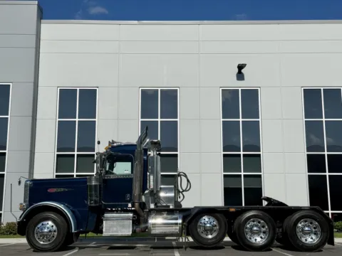 More photos of 2012 PETERBILT 389 at Forge Truck Centers - Illinois, IL