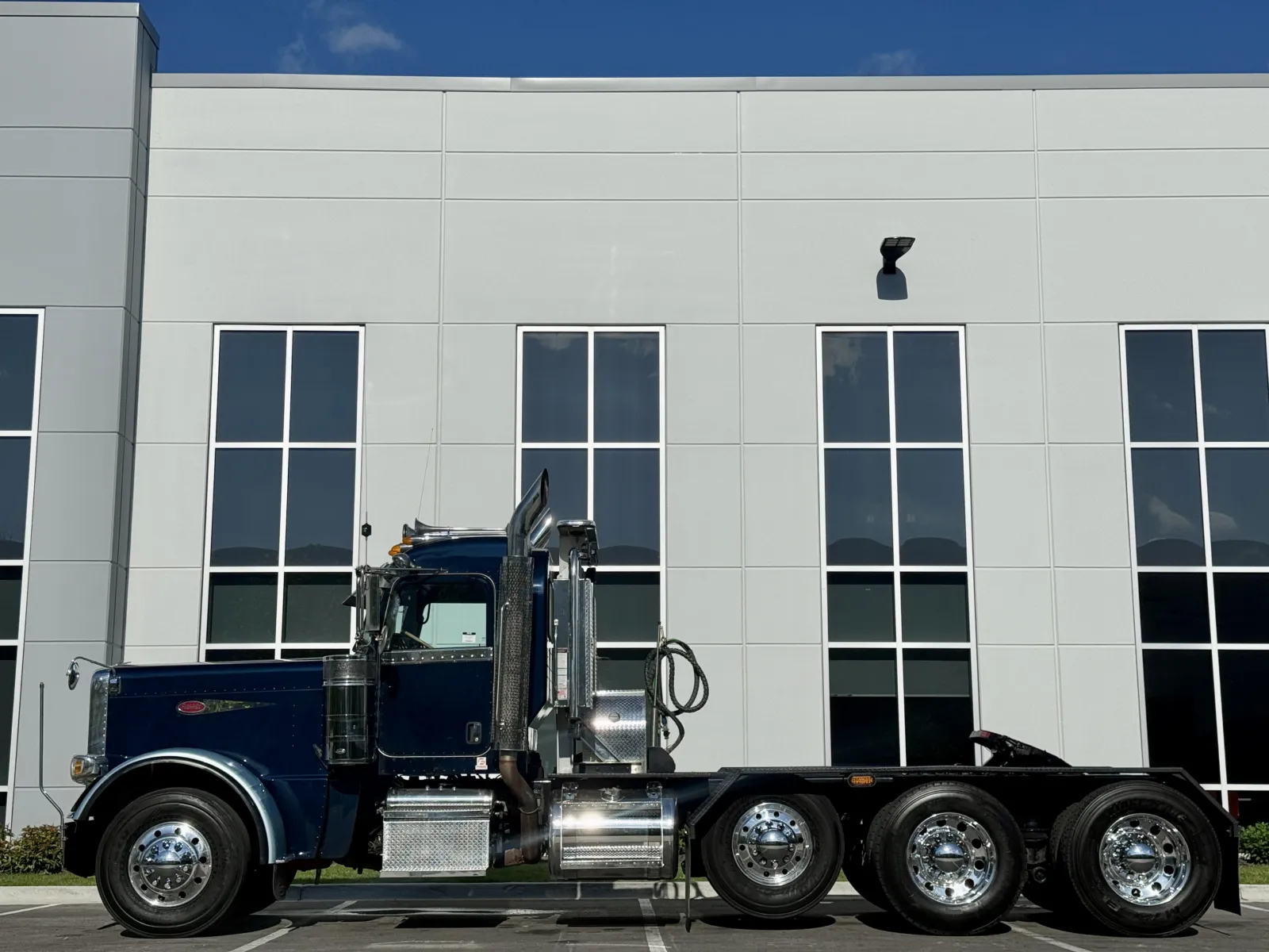 2012 Peterbilt 389 in New Lenox, IL — photo 4