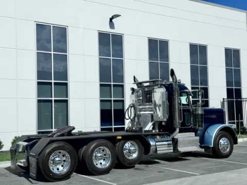 More photos of 2012 PETERBILT 389 at Forge Truck Centers - Illinois, IL