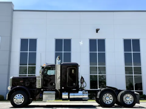 More photos of 2023 PETERBILT 389 at Forge Truck Centers - Illinois, IL