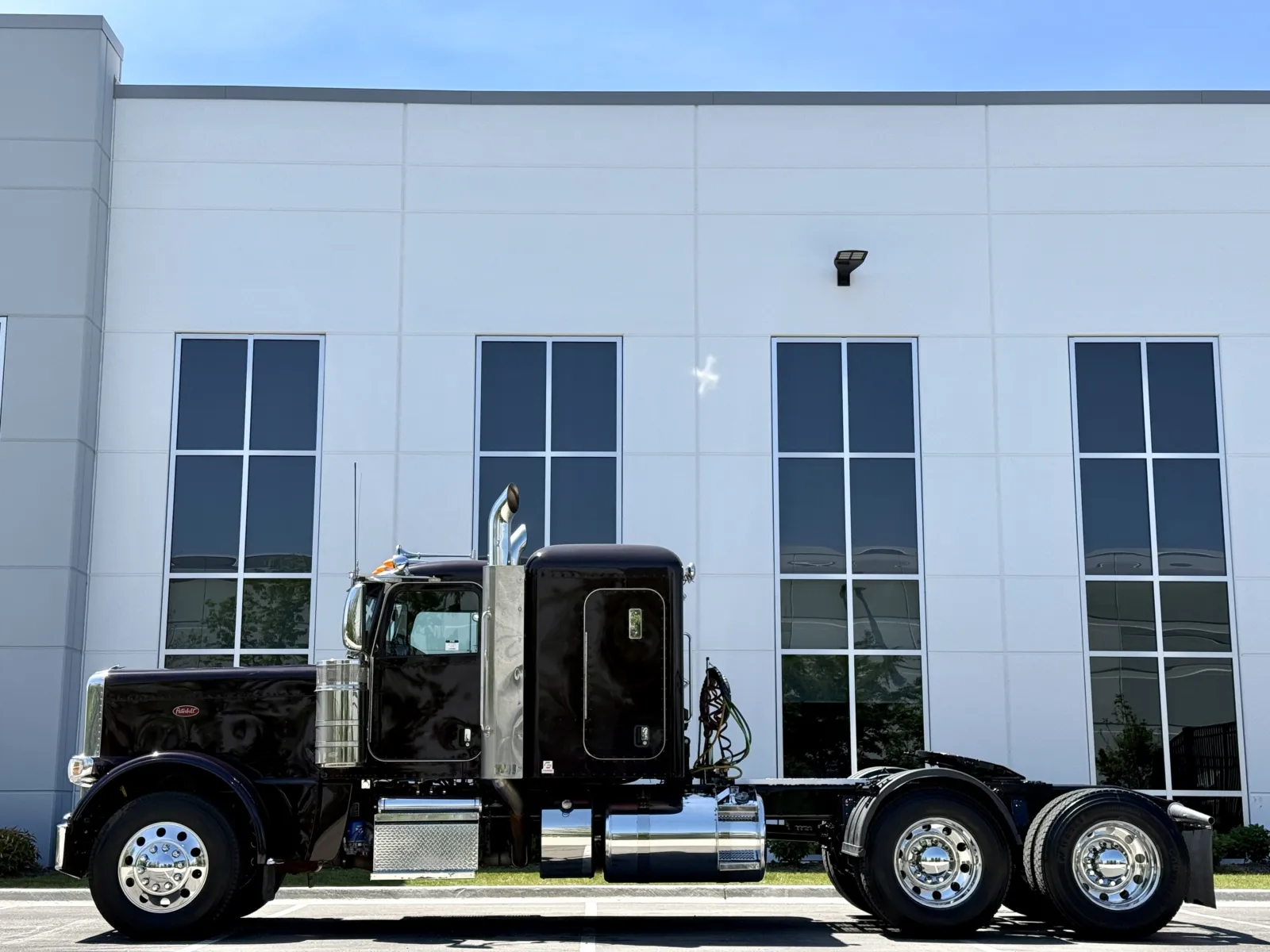 2023 Peterbilt 389 in New Lenox, IL — photo 4