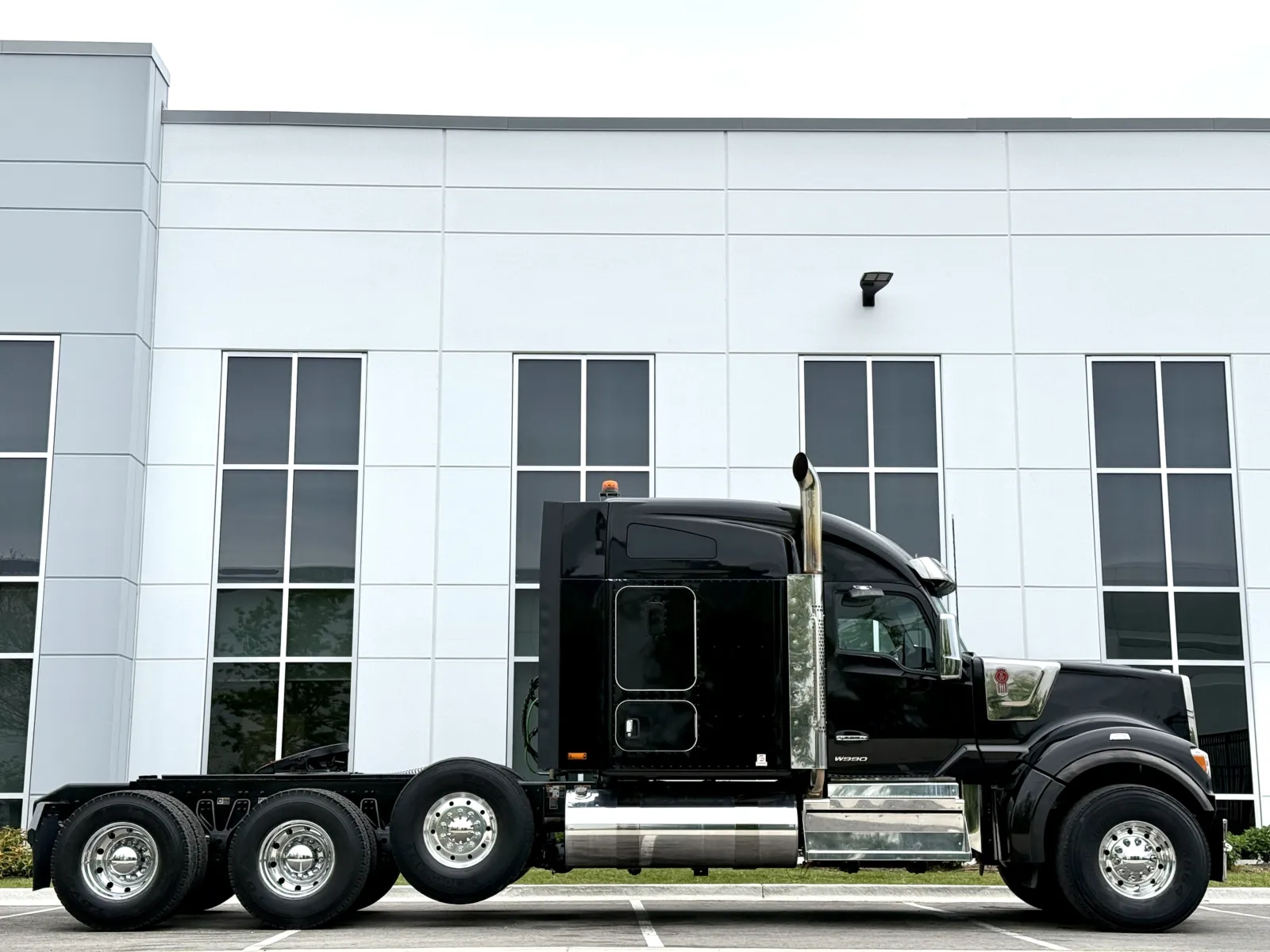 2025 Kenworth W990 in New Lenox, IL — photo 3