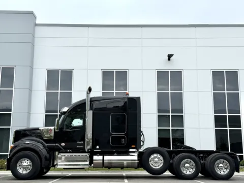 More photos of 2025 KENWORTH W990 at Forge Truck Centers - Illinois, IL