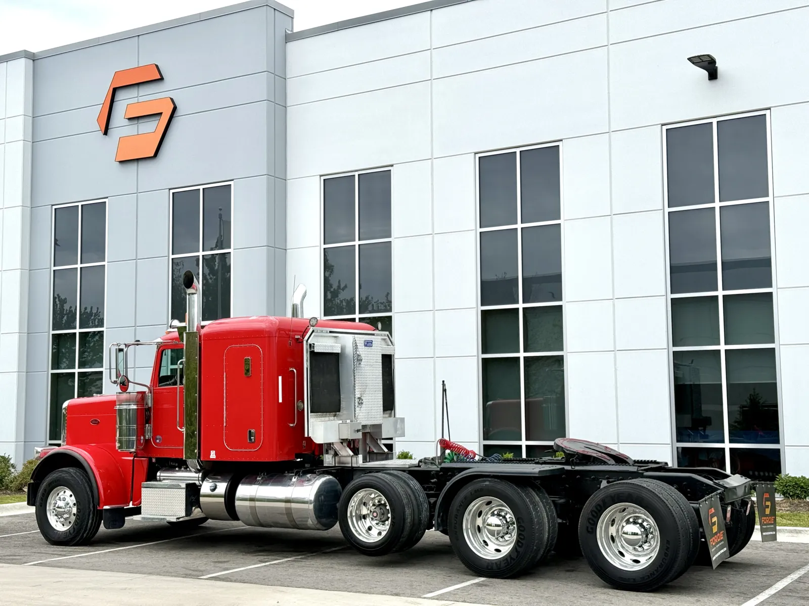 2014 Peterbilt 388 in New Lenox, IL — photo 6