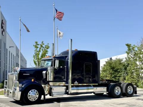 2018 KENWORTH W900 for sale in New Lenox, IL