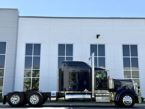 Another view of 2018 KENWORTH W900 for sale in New Lenox, IL at Forge Truck Centers - Illinois