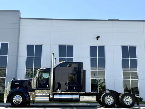 More photos of 2018 KENWORTH W900 at Forge Truck Centers - Illinois, IL