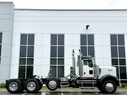 Another view of 2007 KENWORTH W900 for sale in New Lenox, IL at Forge Truck Centers - Illinois