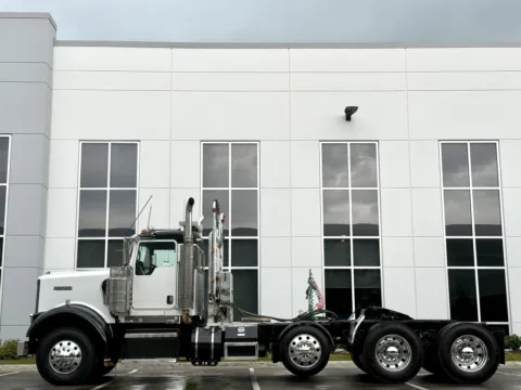 More photos of 2007 KENWORTH W900 at Forge Truck Centers - Illinois, IL