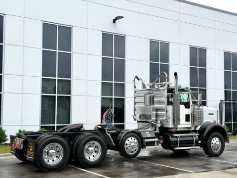 More photos of 2007 KENWORTH W900 at Forge Truck Centers - Illinois, IL