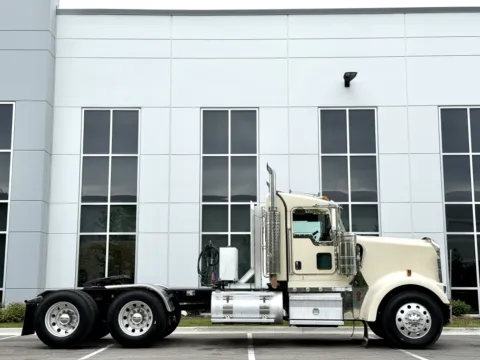 Another view of 2018 KENWORTH W900 for sale in New Lenox, IL at Forge Truck Centers - Illinois