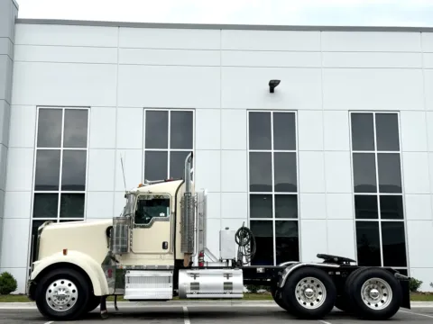More photos of 2018 KENWORTH W900 at Forge Truck Centers - Illinois, IL