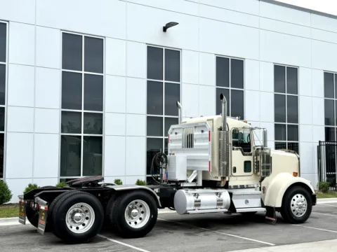 More photos of 2018 KENWORTH W900 at Forge Truck Centers - Illinois, IL