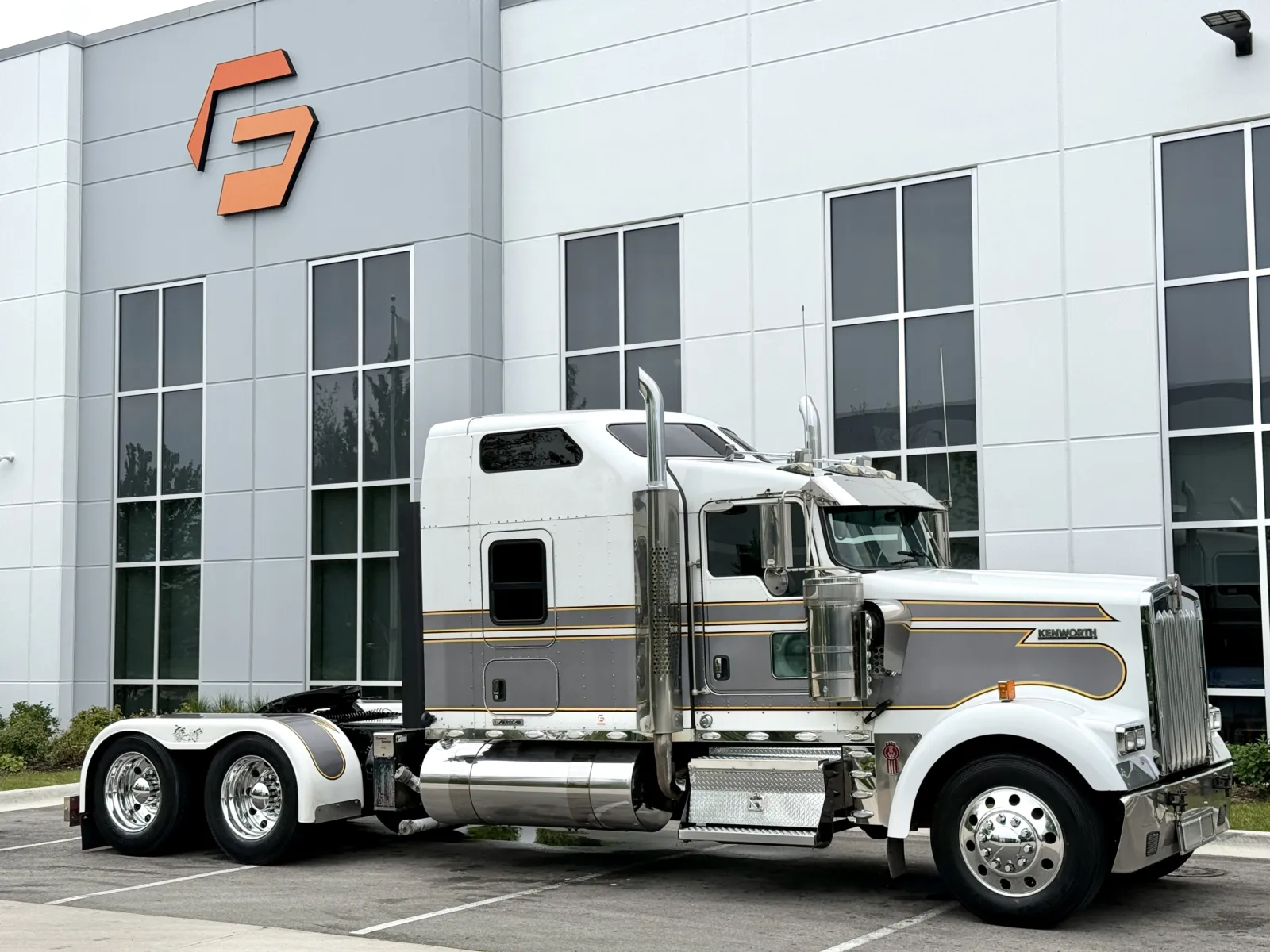 2015 Kenworth W900 in New Lenox, IL — photo 2