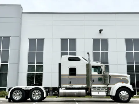 Another view of 2015 KENWORTH W900 for sale in New Lenox, IL at Forge Truck Centers - Illinois