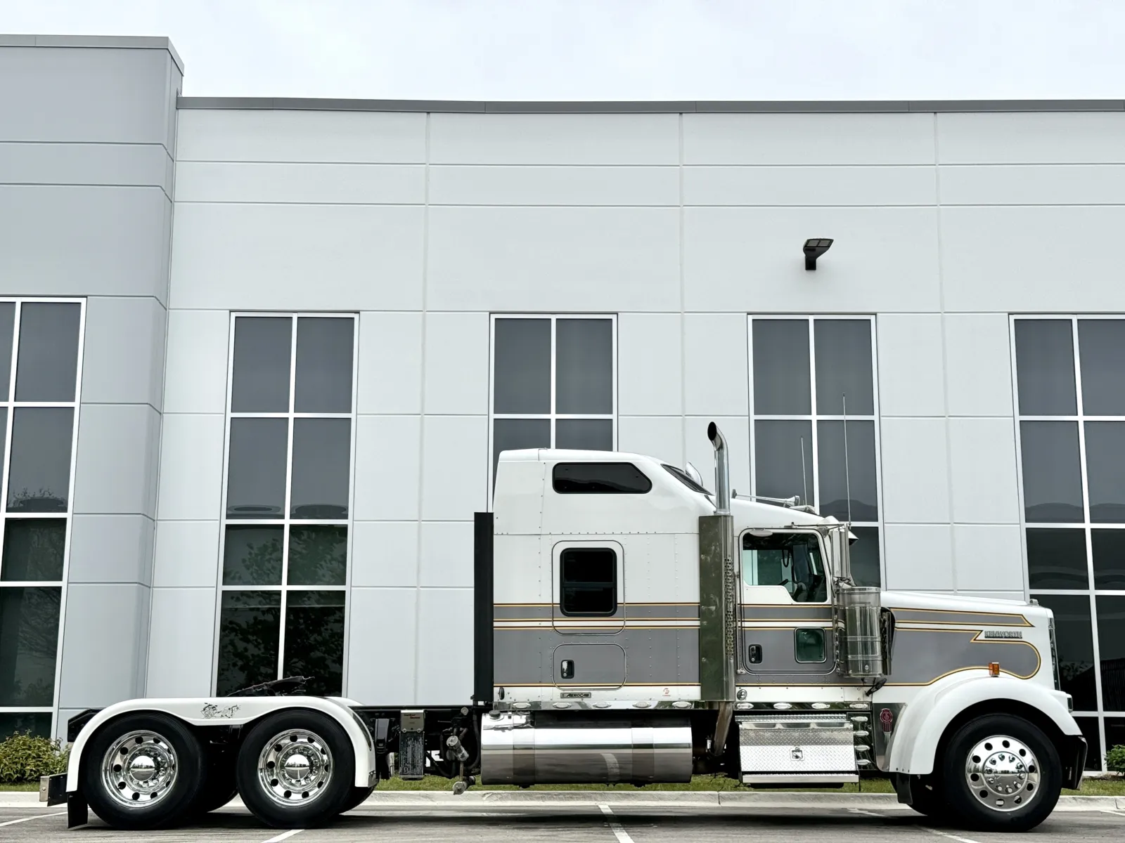 2015 Kenworth W900 in New Lenox, IL — photo 3