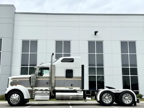 More photos of 2015 KENWORTH W900 at Forge Truck Centers - Illinois, IL