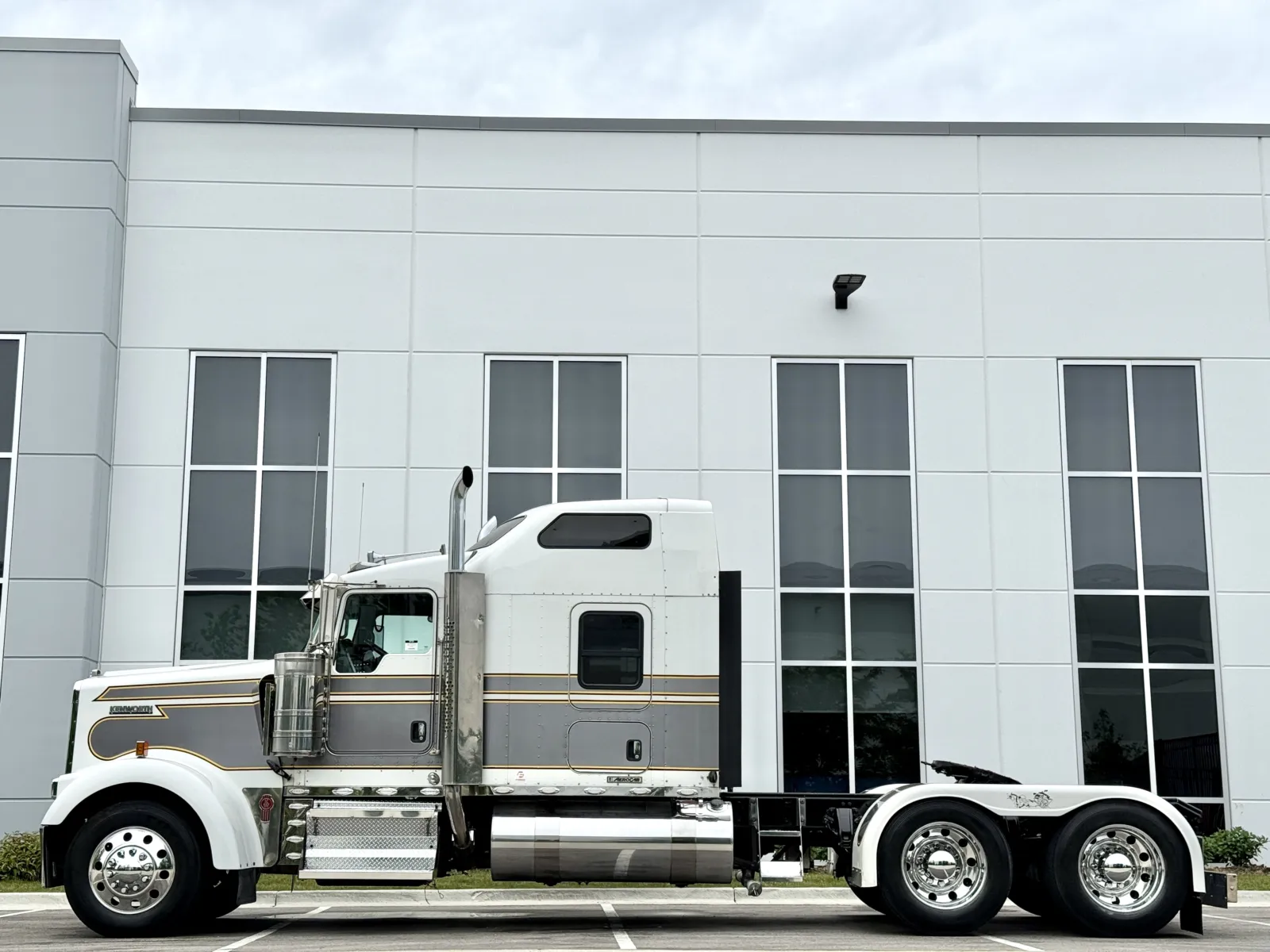 2015 Kenworth W900 in New Lenox, IL — photo 4