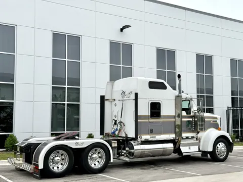 More photos of 2015 KENWORTH W900 at Forge Truck Centers - Illinois, IL