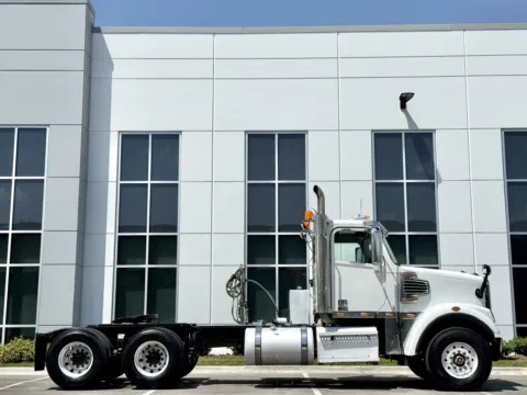 Another view of 2020 FREIGHTLINER SD122 for sale in New Lenox, IL at Forge Truck Centers - Illinois