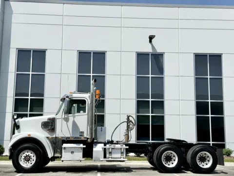 More photos of 2020 FREIGHTLINER SD122 at Forge Truck Centers - Illinois, IL