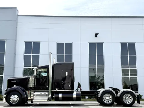More photos of 2018 KENWORTH W900 at Forge Truck Centers - Illinois, IL