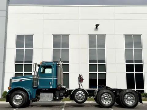 More photos of 2006 PETERBILT 378 at Forge Truck Centers - Illinois, IL