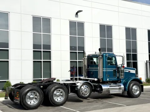 More photos of 2006 PETERBILT 378 at Forge Truck Centers - Illinois, IL