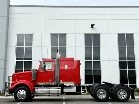 More photos of 2015 WESTERN STAR 4900 at Forge Truck Centers - Illinois, IL