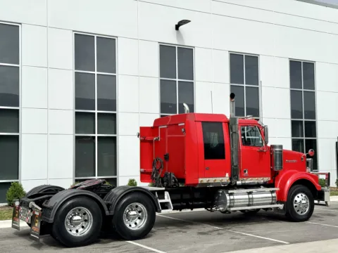 More photos of 2015 WESTERN STAR 4900 at Forge Truck Centers - Illinois, IL