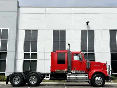 Another view of 2015 WESTERN STAR 4900 for sale in New Lenox, IL at Forge Truck Centers - Illinois