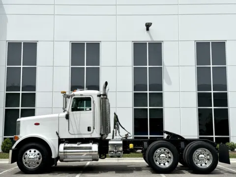 More photos of 2007 PETERBILT 378 at Forge Truck Centers - Illinois, IL