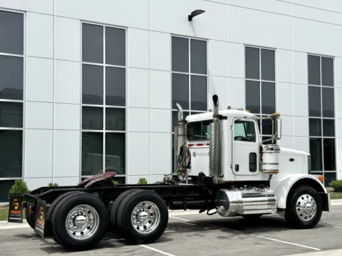 More photos of 2007 PETERBILT 378 at Forge Truck Centers - Illinois, IL