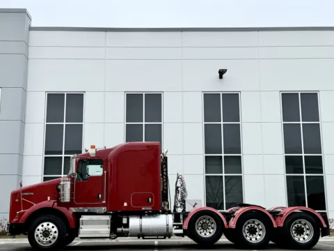 More photos of 2012 KENWORTH T800 at Forge Truck Centers - Illinois, IL